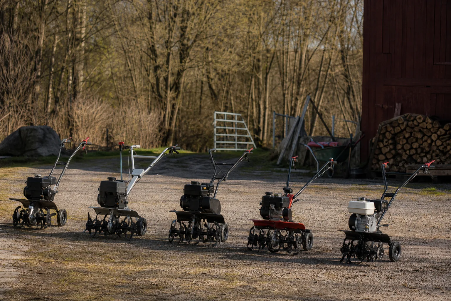 Flera generiska jordfräsar i neutrala färger.